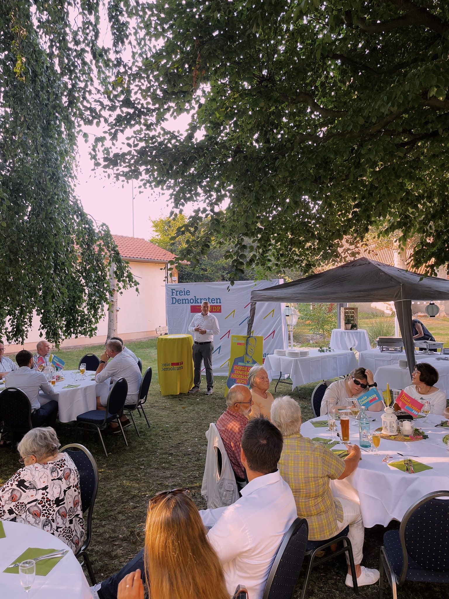 Der Vorsitzende Lars Mester eröffnet das Sommerfest