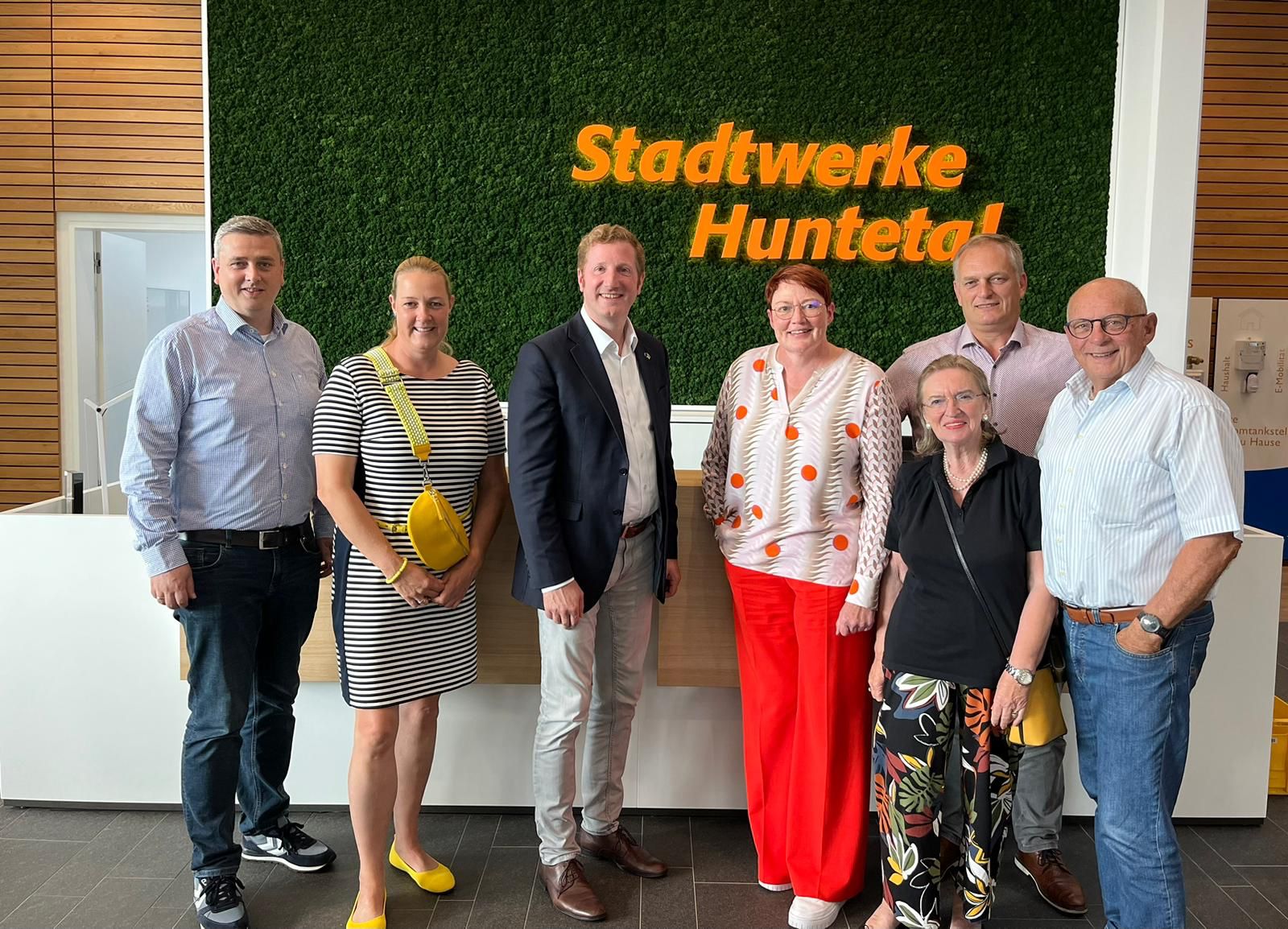 Jan-Christoph Oetjen (MdE) mit dem FDP Ortsverband zu Besuch bei den Stadtwerke Huntetal
